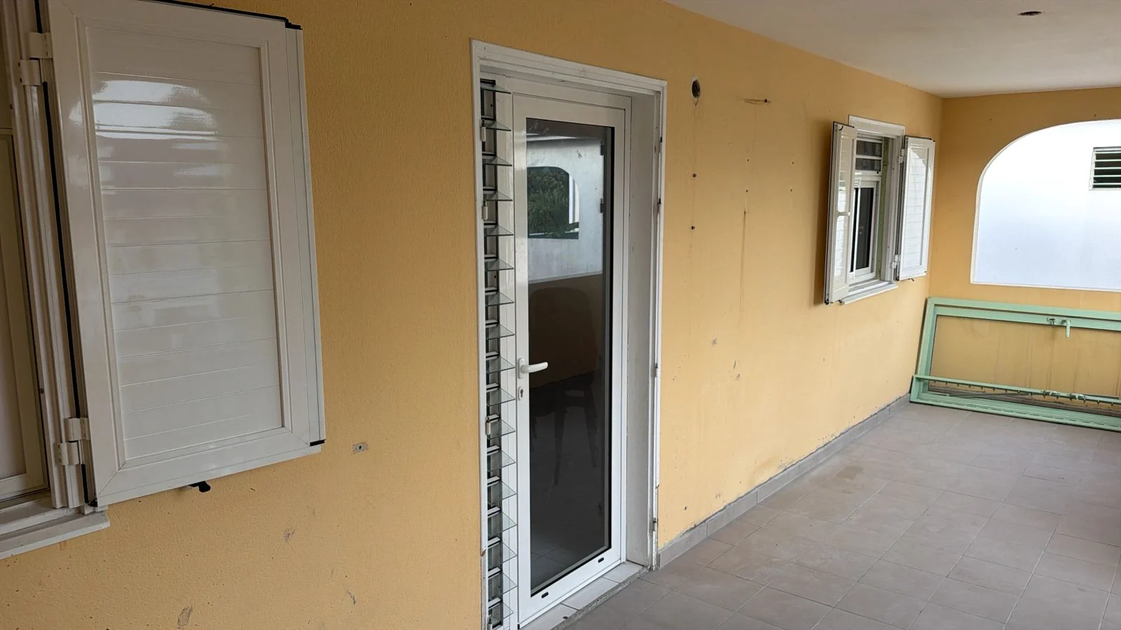 Menuiseries et volets de la loggia du logement témoin à Paradis