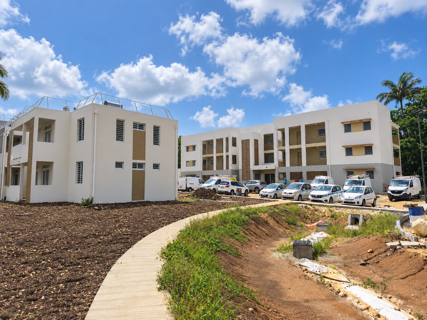 Cheminements et bâtiments de 47 Logements à Dugazon pendant les dernières interventions
