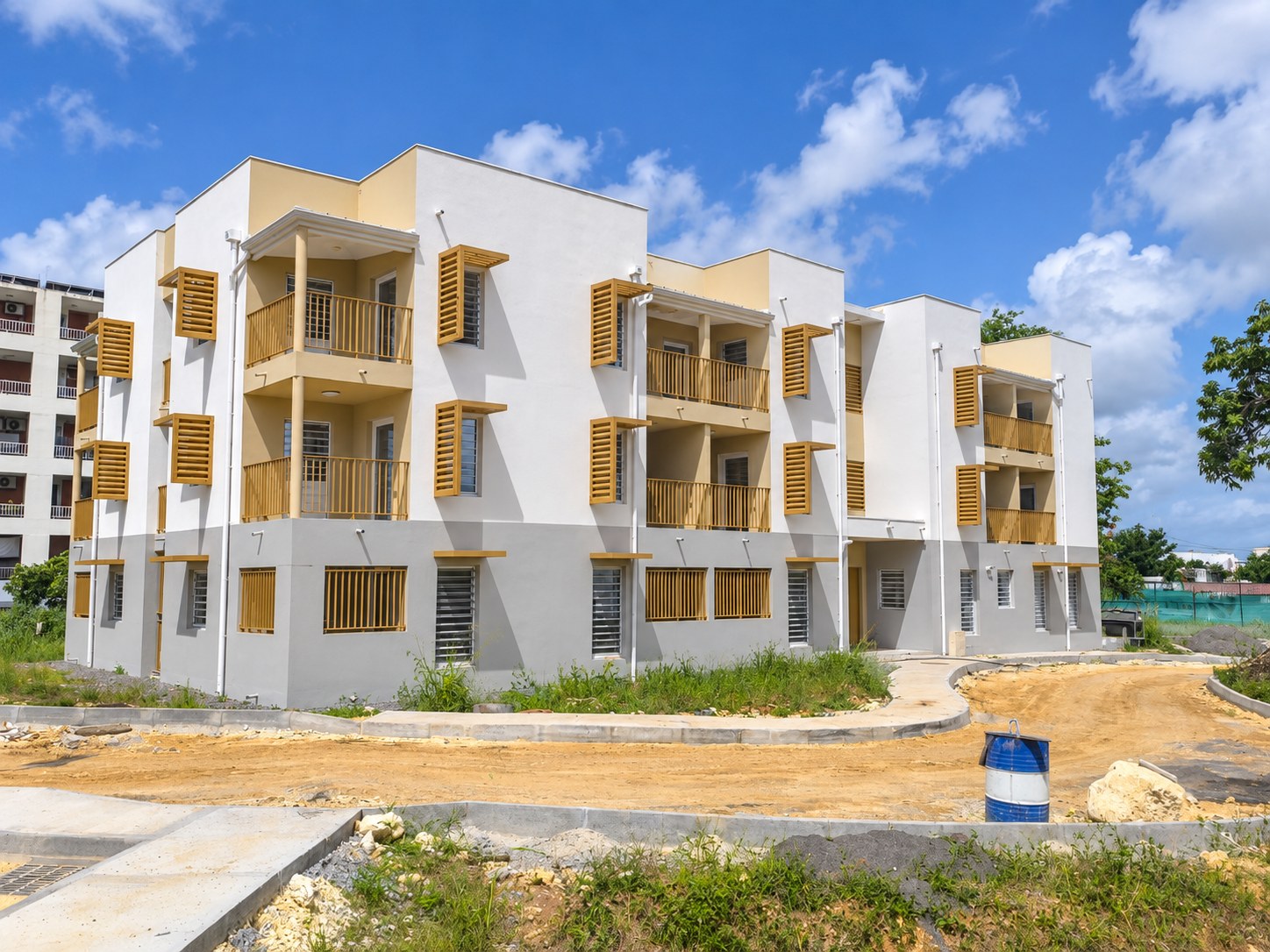 Façade d’angle de 47 Logements à Dugazon et ses dispositifs de protection solaire